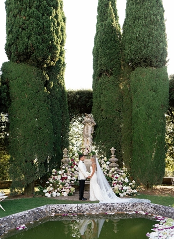 Bride and Groom exchange emotional vows during wedding ceremony in front of La Foce's pond