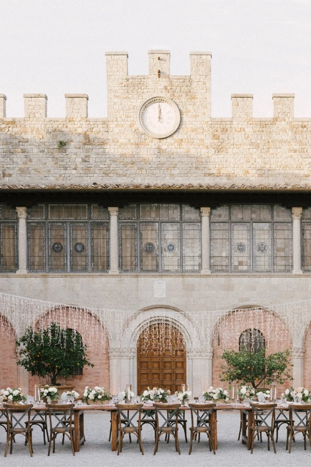Intimate wedding reception near Siena, table setup in a cozy courtyard designed by Floé Weddings.