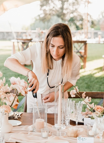 Wedding planner SaraBarni lighting candle of wedding table set up