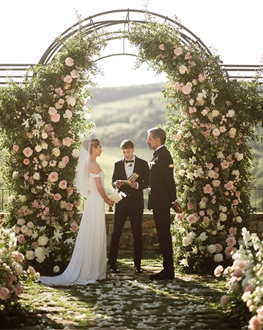 Beautiful civil ceremony in Tuscany, Floé Weddings provide assistance for paperwork