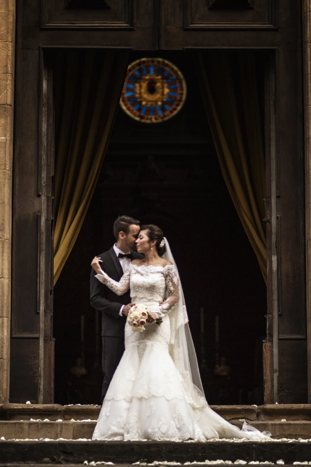 Dramatic photo of bride and groom after thei wedding ceremony in the center of Florence, Italy