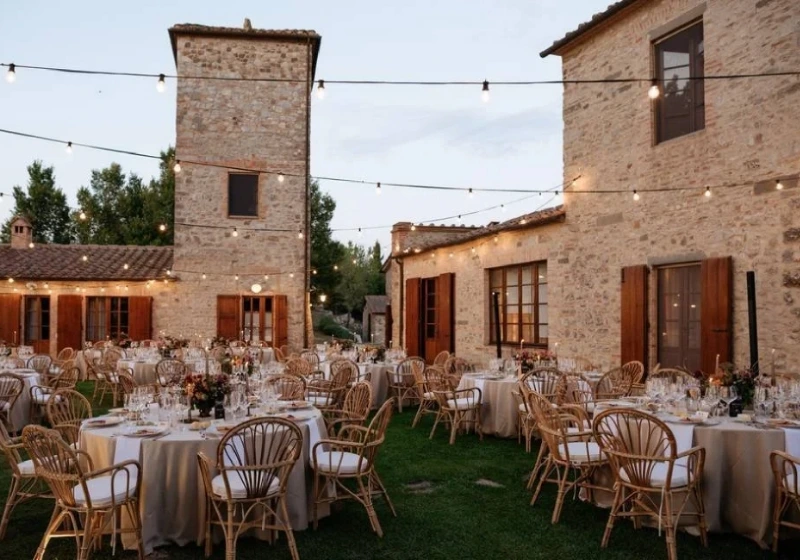 Outdoor informal dinner in the courtyard of Borgo di Pietrafitta, wedding hamlet in Tuscany