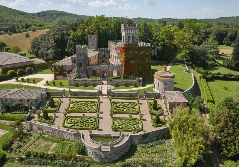 Panoramic picture of breathtaking Castello di Celsa, wedding venue in Tuscany