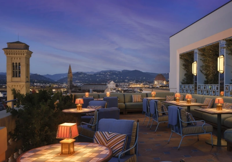 Cosimo rooftop bar, located on the top of the Westin Excelsior Hotel, offers a cozy athmosphere with views of Florence