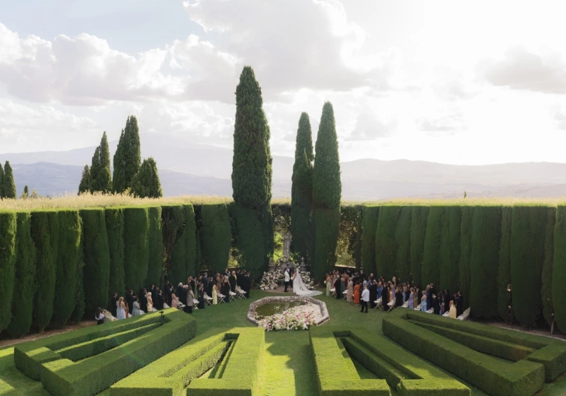 Wedding ceremony at Unesco heritage garden of Villa la Foce in Tuscany