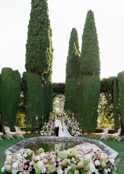 Couple shot with newlyweds in front of altar of monumental garden of La Foce