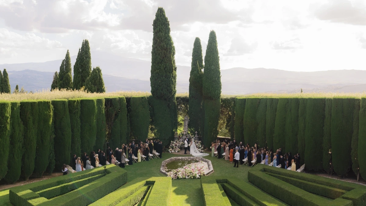 Overview of real wedding at La Foce with outdoor ceremony in the iconic monumental garden