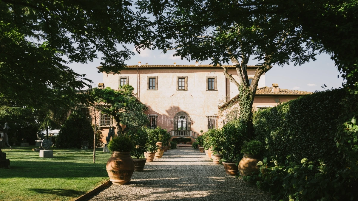 Photo of the entrance of Villa Mangiacane in Tuscany