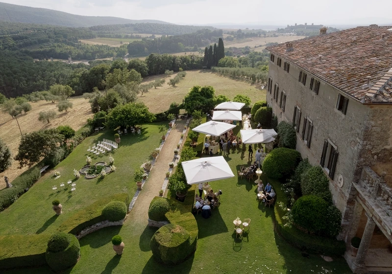 Photo of a wedding apertif in the garden in front of the villa