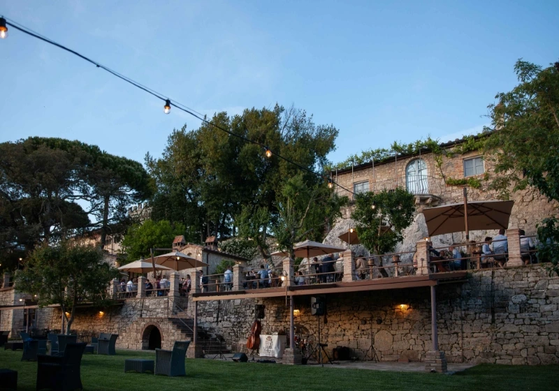 Picture of guests enjoying the atmosphere of Borgo Pignano