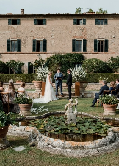 Photo of a wedding ceremony in front of the fountain of Borgo stomennano
