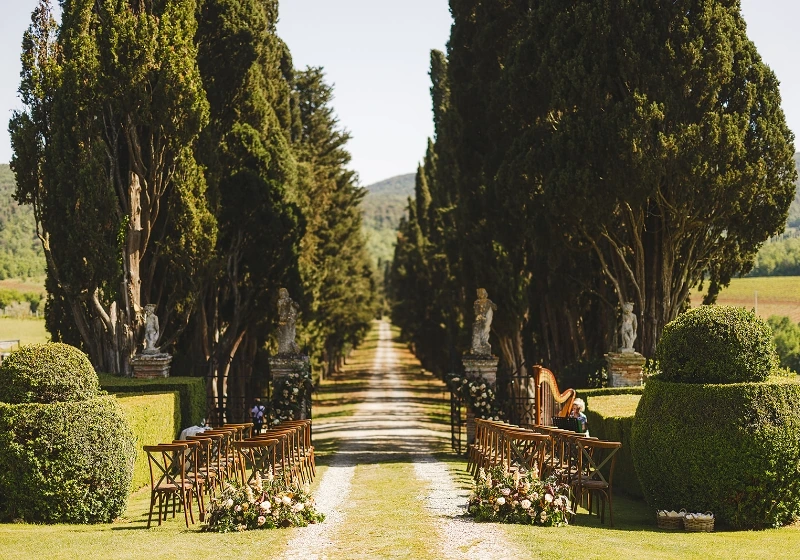 Ceremony on the entrance path of Borgo Stomennano 