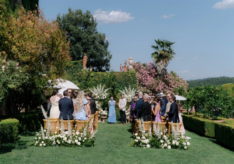 A minimal ceremony in the garden area closer to the vila facade