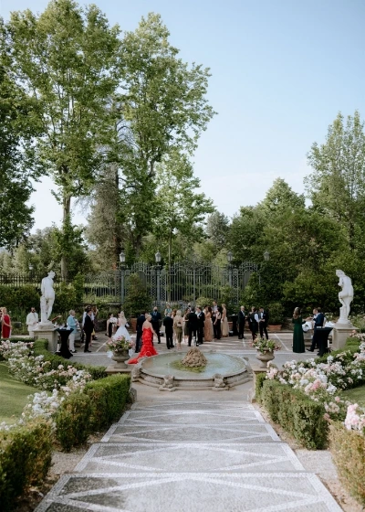 wedding apertitif in front of the fountain