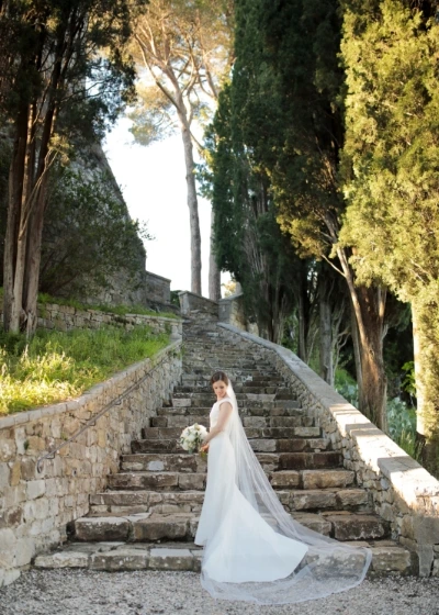 Photo of a bride on the stairs of the estate 