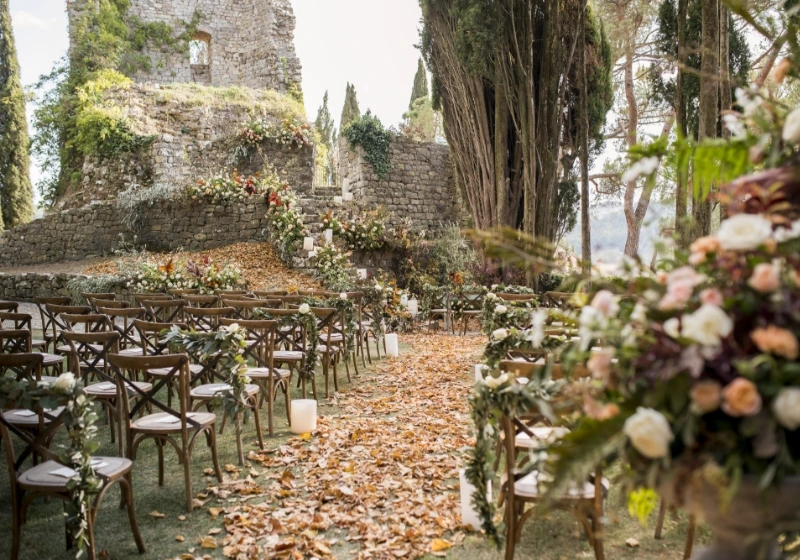  Wedding ceremony near the ruins of Castiglion del Bosco 