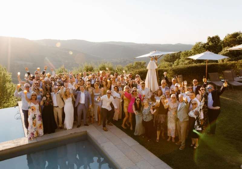 Group photos of the guests of a wedding in Tuscany