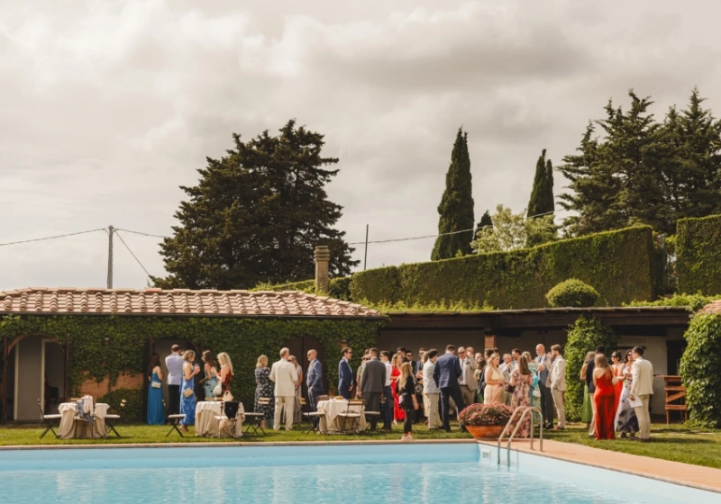 Wedding aperitif by the pool of Villa di Ulignano 