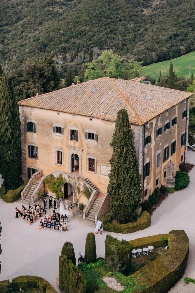 Photo of a wedding in front of the facade of villa di ulignano