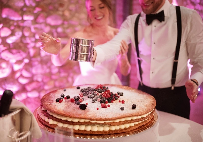 Bride and groom doing a cake showcooking 