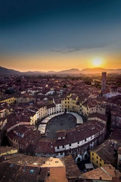 The most famouse square of lucca: piazza dell' anfiteatro