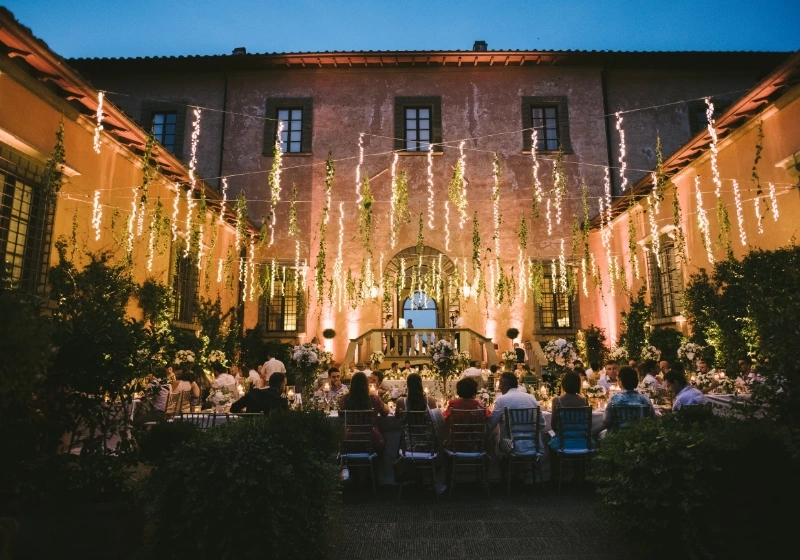 Elegant wedding dinner in the courtyard of Villa Mangiacane