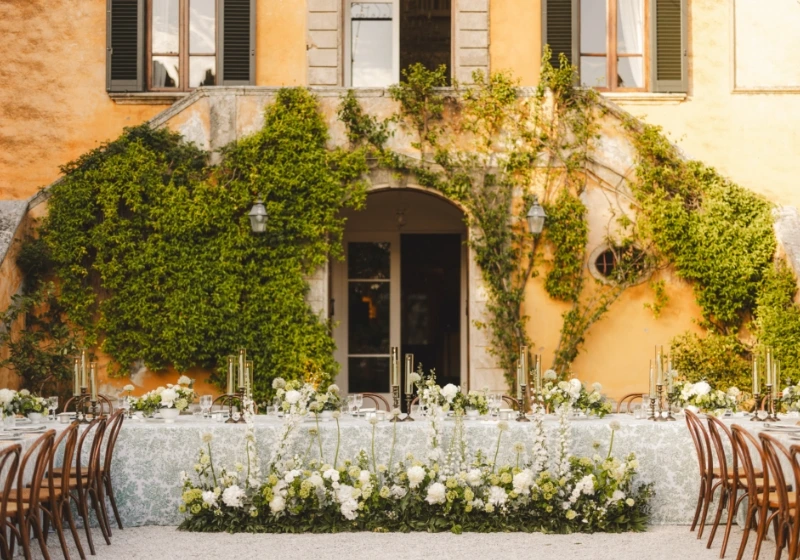 A simple and delicate set up of a weddig table in Tuscany 