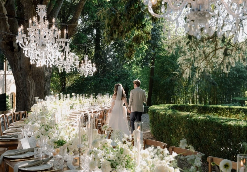 Wedding reception layout in a Tuscan villa courtyard