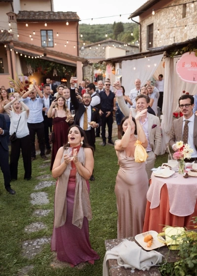 Guests enjoing the wedding aperitif with music